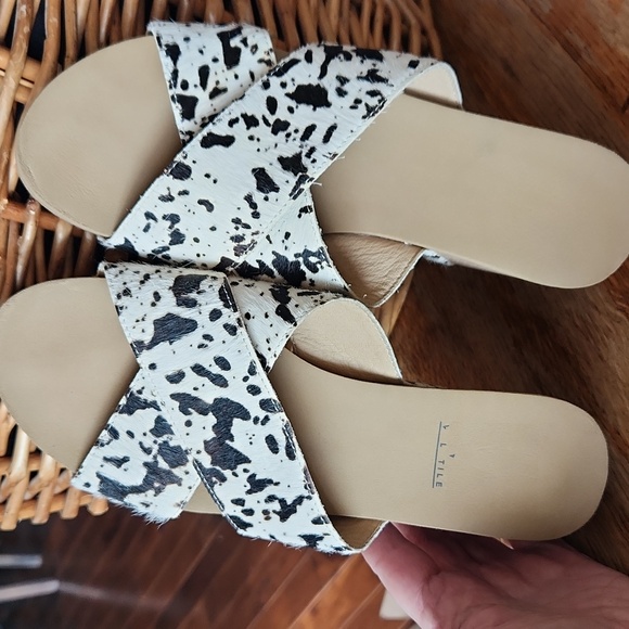 Very Volatile Chocolate Chip Wedge Sandals White Black Sz 8 Cow Hair Print - Picture 4 of 11